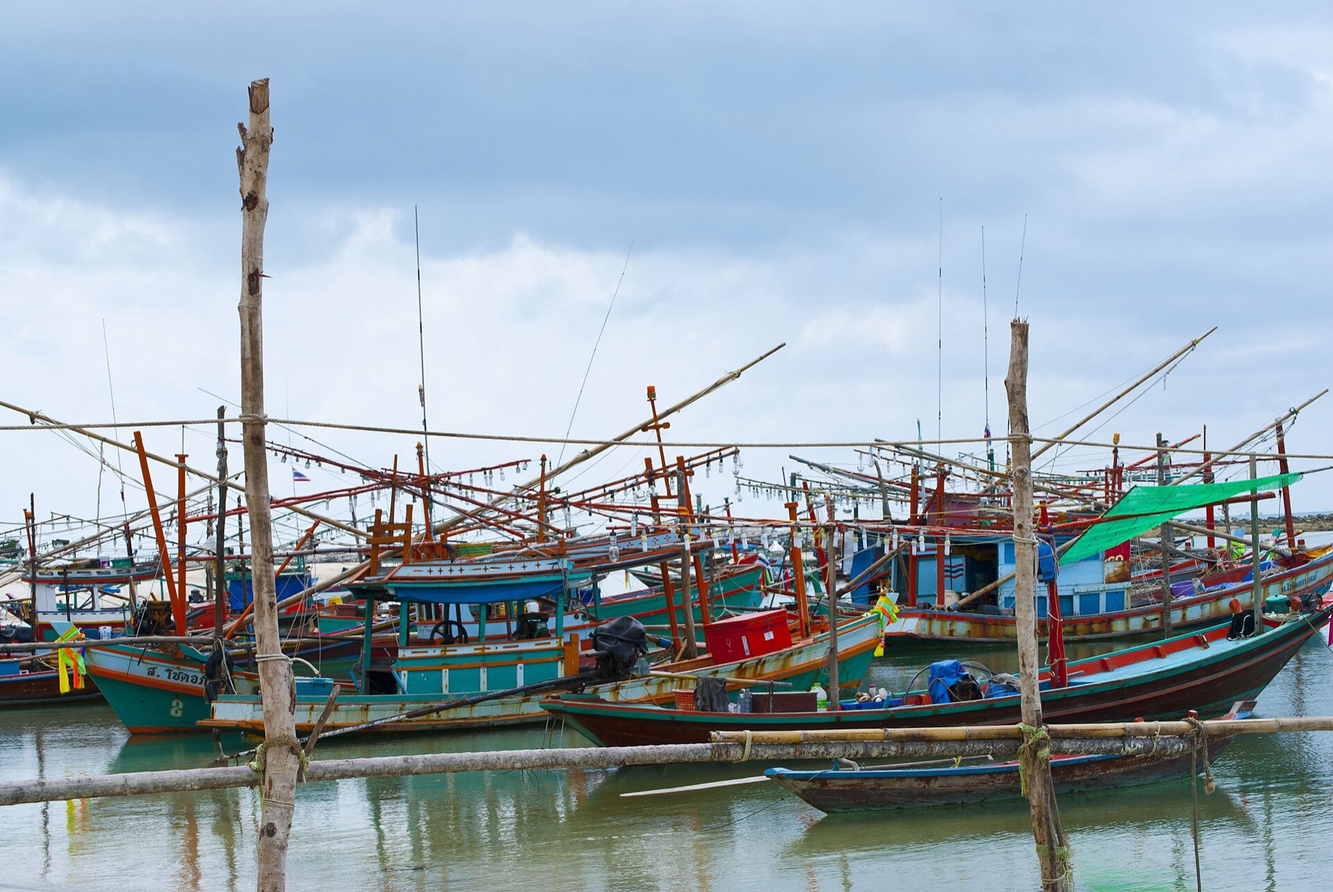 Bateaux de pêche colorés dans le port de Chaloklum, Koh Phangan