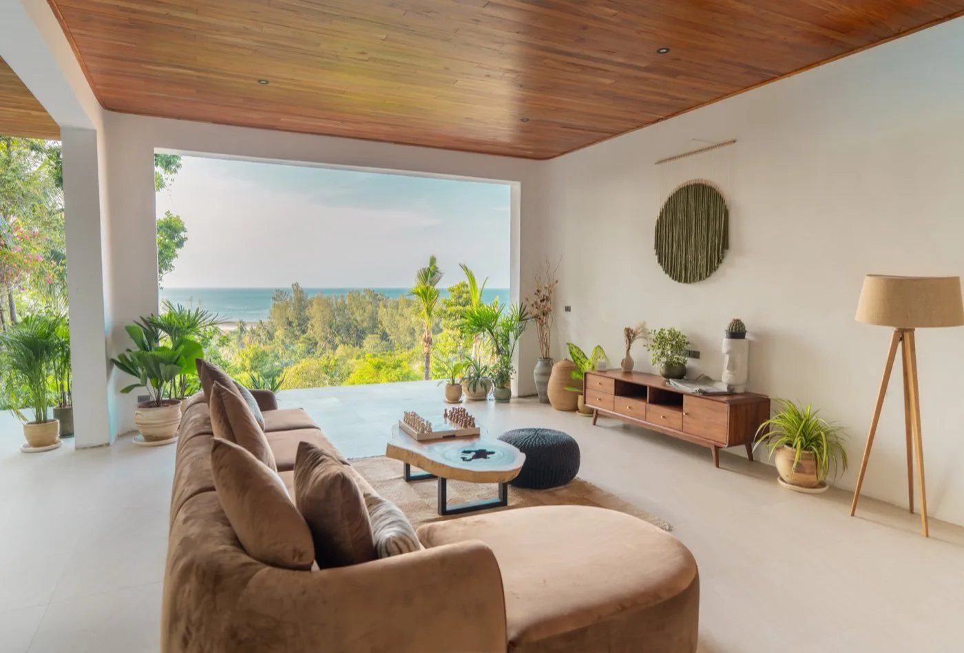 Living room opening to the sea, Gaia show residence